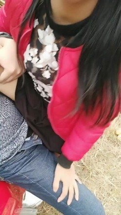 逼毛刮得很干净的淫骚少妇勾引光头佬在摩托车上啪啪搞完还未满足用香蕉插插 截图7