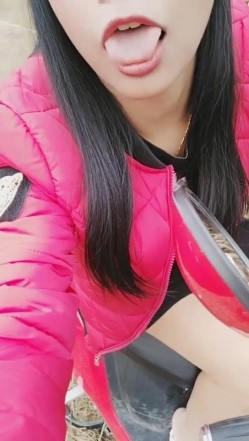 逼毛刮得很干净的淫骚少妇勾引光头佬在摩托车上啪啪搞完还未满足用香蕉插插 截图9