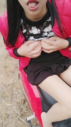 逼毛刮得很干净的淫骚少妇勾引光头佬在摩托车上啪啪搞完还未满足用香蕉插插 截图15