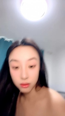 文文好想要，丝袜露脸大奶子，自己吃奶舔脚享受炮击的高速抽插蹂躏，浴室灌肠，炮击菊花给狼友看浪叫不止 截图8