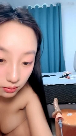 文文好想要，丝袜露脸大奶子，自己吃奶舔脚享受炮击的高速抽插蹂躏，浴室灌肠，炮击菊花给狼友看浪叫不止 截图9