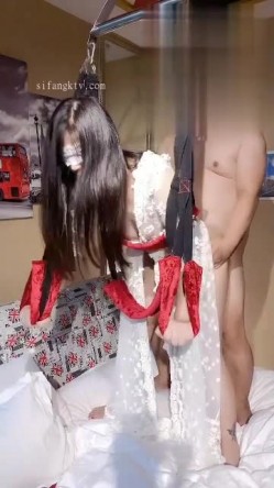 【极品淫妻 ️疯狂绿帽】蜜桃臀超淫妻『青青』古装民国风女友的淫荡小穴必须内射抽插才能满足 架起来 截图13