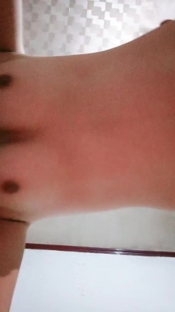 出租房里干蜜桃臀小可爱，全程露脸性感的大奶子，让小哥压在身下暴力抽插，自己揉着骚奶子浪叫呻吟射了一逼 截图2