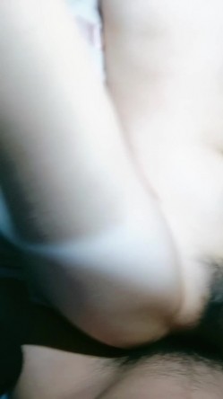出租房里干蜜桃臀小可爱，全程露脸性感的大奶子，让小哥压在身下暴力抽插，自己揉着骚奶子浪叫呻吟射了一逼 截图9