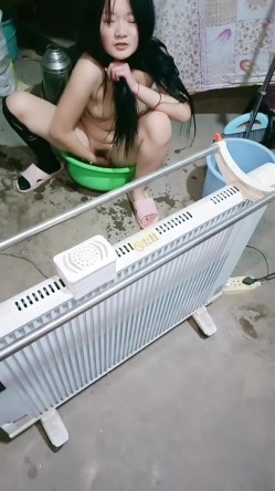 出租房里干蜜桃臀小可爱，全程露脸性感的大奶子，让小哥压在身下暴力抽插，自己揉着骚奶子浪叫呻吟射了一逼 截图16
