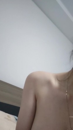 八月份最美，最可爱的小仙女！【小小鱼】。18岁校花，露脸。乳形完美，纤细的少女胴体，白花花看得人流鼻血，推荐一撸 截图6