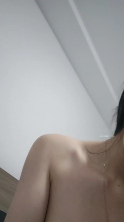 八月份最美，最可爱的小仙女！【小小鱼】。18岁校花，露脸。乳形完美，纤细的少女胴体，白花花看得人流鼻血，推荐一撸 截图7