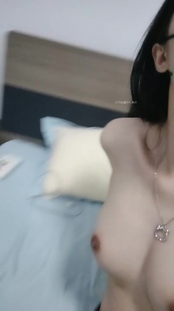 八月份最美，最可爱的小仙女！【小小鱼】。18岁校花，露脸。乳形完美，纤细的少女胴体，白花花看得人流鼻血，推荐一撸 截图8