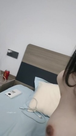 八月份最美，最可爱的小仙女！【小小鱼】。18岁校花，露脸。乳形完美，纤细的少女胴体，白花花看得人流鼻血，推荐一撸 截图12