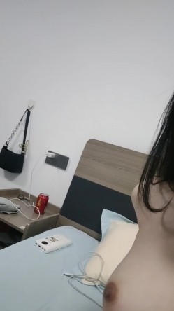 八月份最美，最可爱的小仙女！【小小鱼】。18岁校花，露脸。乳形完美，纤细的少女胴体，白花花看得人流鼻血，推荐一撸 截图13