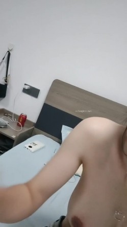 八月份最美，最可爱的小仙女！【小小鱼】。18岁校花，露脸。乳形完美，纤细的少女胴体，白花花看得人流鼻血，推荐一撸 截图16