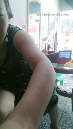 骚表姐跟小哥理发店里激情啪啪，全程露脸69口交大鸡巴，多体位无套抽插直接内射骚逼，淫水好多真实精彩刺激 截图1