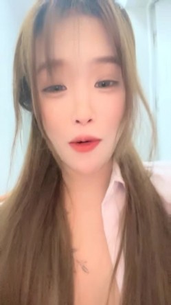 黑框眼镜极品美少女！超高颜值玩大转盘！道具爆菊双洞齐开，性感吊带丝袜，抬腿特写视角 截图6