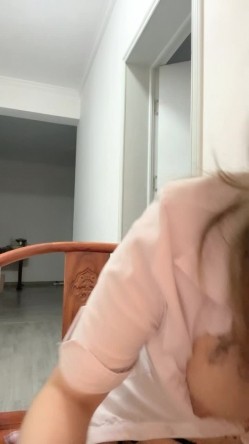 黑框眼镜极品美少女！超高颜值玩大转盘！道具爆菊双洞齐开，性感吊带丝袜，抬腿特写视角 截图12
