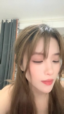 黑框眼镜极品美少女！超高颜值玩大转盘！道具爆菊双洞齐开，性感吊带丝袜，抬腿特写视角 截图13