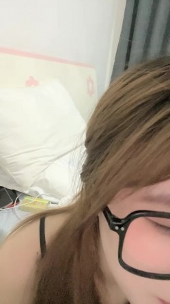 黑框眼镜极品美少女！超高颜值玩大转盘！道具爆菊双洞齐开，性感吊带丝袜，抬腿特写视角 截图14