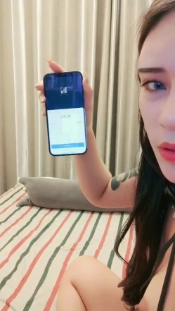 FUCK小骚逼极品身材反差女神吃媚药点奶茶干外卖小哥，清纯的T恤下竟然是如此诱人的情趣内衣 潮吹喷水 截图2