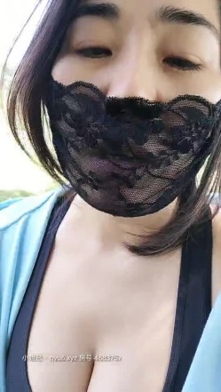 乱伦嫂嫂跟小哥激情户外，让小哥摸奶子口交大鸡巴，穿着开档裤被草尿回到家又被小哥玩弄无套抽插直接干内射 截图1