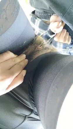 乱伦嫂嫂跟小哥激情户外，让小哥摸奶子口交大鸡巴，穿着开档裤被草尿回到家又被小哥玩弄无套抽插直接干内射 截图2