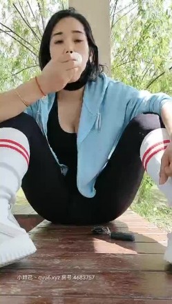 乱伦嫂嫂跟小哥激情户外，让小哥摸奶子口交大鸡巴，穿着开档裤被草尿回到家又被小哥玩弄无套抽插直接干内射 截图3