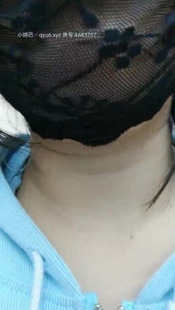 乱伦嫂嫂跟小哥激情户外，让小哥摸奶子口交大鸡巴，穿着开档裤被草尿回到家又被小哥玩弄无套抽插直接干内射 截图4