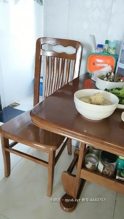 乱伦嫂嫂跟小哥激情户外，让小哥摸奶子口交大鸡巴，穿着开档裤被草尿回到家又被小哥玩弄无套抽插直接干内射 截图5