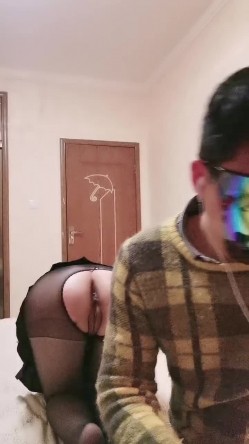 开档黑丝无毛逼，大哥的小骚货撅着屁股准备好了，口交大鸡巴让大哥用道具玩逼，多体位蹂躏抽插爆草叫的好骚 截图1