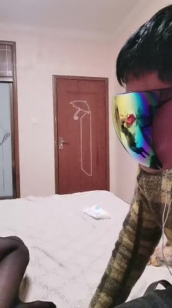 开档黑丝无毛逼，大哥的小骚货撅着屁股准备好了，口交大鸡巴让大哥用道具玩逼，多体位蹂躏抽插爆草叫的好骚 截图2