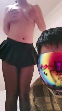 开档黑丝无毛逼，大哥的小骚货撅着屁股准备好了，口交大鸡巴让大哥用道具玩逼，多体位蹂躏抽插爆草叫的好骚 截图4