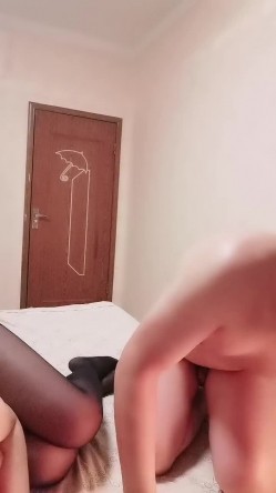 开档黑丝无毛逼，大哥的小骚货撅着屁股准备好了，口交大鸡巴让大哥用道具玩逼，多体位蹂躏抽插爆草叫的好骚 截图12