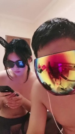 开档黑丝无毛逼，大哥的小骚货撅着屁股准备好了，口交大鸡巴让大哥用道具玩逼，多体位蹂躏抽插爆草叫的好骚 截图13