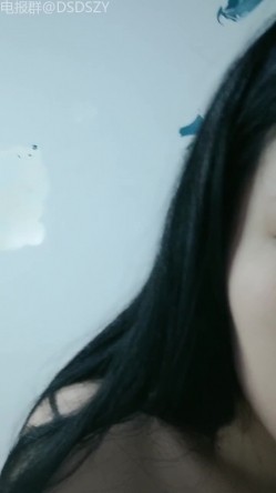 ️极品萌妹【06年小甜甜】颜值姐妹相互调教，露脸揉奶道具自慰 截图4