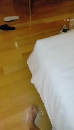淫妻福利，91大神圈养极品骚婊，反差眼镜母狗【小懒猫】各种公共场所露出自慰3P调教 截图3