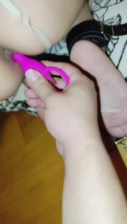 淫妻福利，91大神圈养极品骚婊，反差眼镜母狗【小懒猫】各种公共场所露出自慰3P调教 截图12
