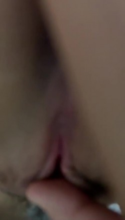 【度云泄密】颜值骨感小美女，和男友腻歪在一起，下面很湿润，边艹边摸阴唇，非常湿！ 截图2