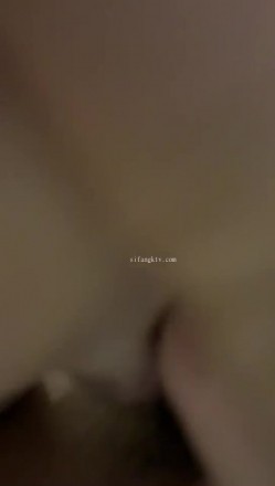 【度云泄密】颜值骨感小美女，和男友腻歪在一起，下面很湿润，边艹边摸阴唇，非常湿！ 截图4