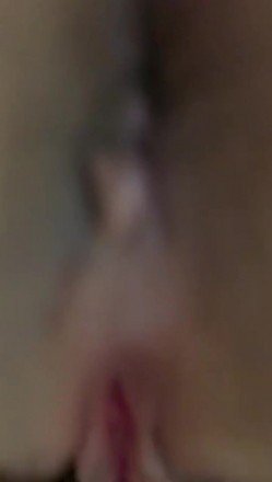 【度云泄密】颜值骨感小美女，和男友腻歪在一起，下面很湿润，边艹边摸阴唇，非常湿！ 截图7