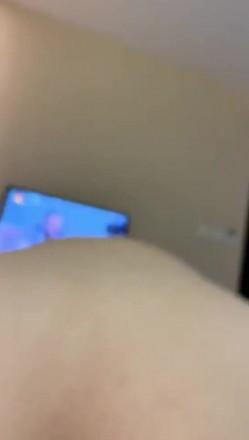 【度云泄密】颜值骨感小美女，和男友腻歪在一起，下面很湿润，边艹边摸阴唇，非常湿！ 截图12