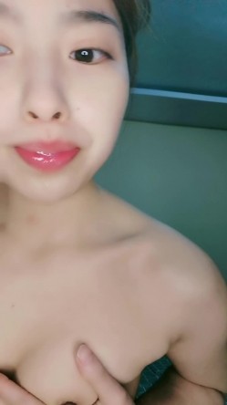 新来的妹子颜值不错玩的好嗨，真鸡巴骚啊淫声荡语互动撩骚，听狼友指挥各种展示，抠逼呻吟浪叫伸着舌头 截图8