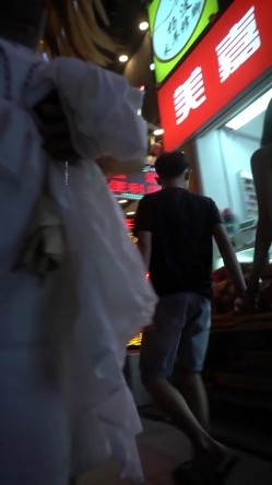 炸裂，夜市跟拍抄底白色连衣裙美女小姐姐，表里不一居然真空逛街，鲍鱼简直太肥了 截图1