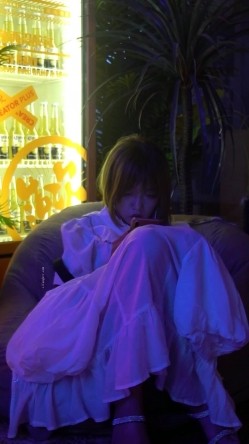 炸裂，夜市跟拍抄底白色连衣裙美女小姐姐，表里不一居然真空逛街，鲍鱼简直太肥了 截图11