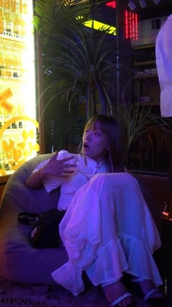 炸裂，夜市跟拍抄底白色连衣裙美女小姐姐，表里不一居然真空逛街，鲍鱼简直太肥了 截图12