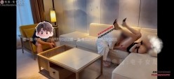 推特『ROSEWU』门槛新作 【NTR人妻系列】《老公在一旁欣赏高跟美腿淫妻被单男输出》 截图4