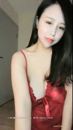深圳极品巨乳御姐，G罩杯吊带红裙罩住两只大波，揉奶裸舞诱惑，奶大怎么玩都可以，波推最爽！ 截图1