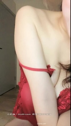 深圳极品巨乳御姐，G罩杯吊带红裙罩住两只大波，揉奶裸舞诱惑，奶大怎么玩都可以，波推最爽！ 截图7