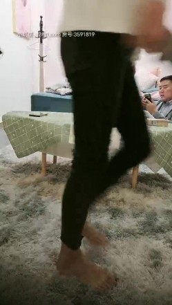 【野狼出击老王回归】酒店偷拍双飞漂亮妹子，老王再现经典抱人高潮摔床，刺激劲爆雄风依旧 截图1