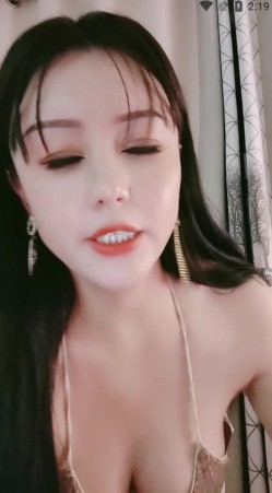 极品巨乳奶妈~完美露脸 ️胸大屁股打，纯天然的真奶子，撩骚手里干货多~爱了爱了 ️听得哥哥已走火喷射！！ 截图4
