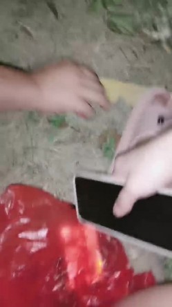户外女神深夜开撩，勾搭夜钓大哥激情啪啪，露脸漏奶又漏逼，奥迪车上草，抠到淫水泛滥，口交大鸡巴无套爆草 截图3