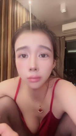 尤物推荐【美人儿】逆天女神 颜值身材吊打网红明星 美到窒息 绿播下海 全裸下厨 跳蛋自慰爽 截图3