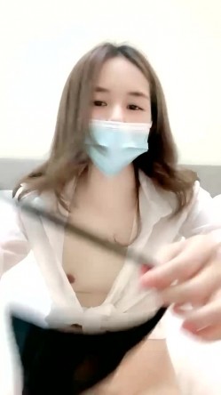 口罩粉穴新人贫乳妹子和小男友激情啪啪，口交舔屌上位快速抽插打桩，抬腿侧入进进出出流白浆，搞完掰穴自摸洗澡 截图2